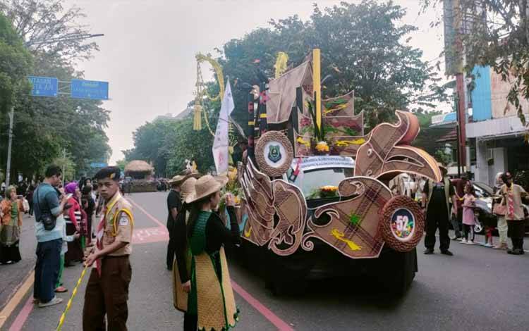 Mobil Hias Banama Tingang Kapuas Ikuti Parade HUT Dekranas di Solo