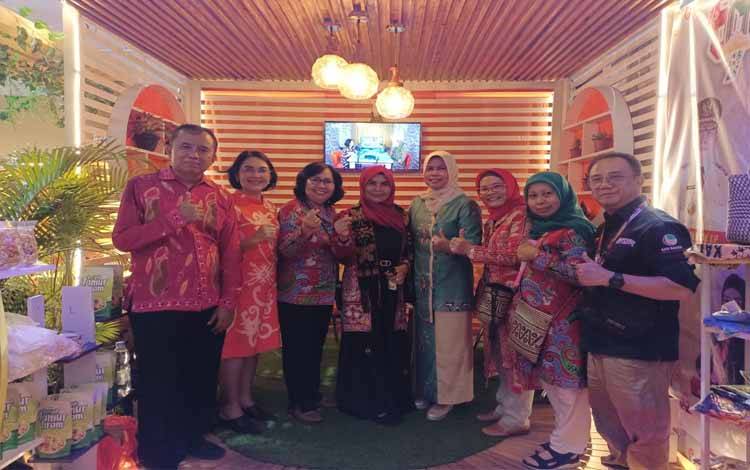 Rombongan BKD Provinsi Kalteng dan DWP Provinsi Kalteng saat mengunjungi Stand BPSDM Provinsi Kalteng. (FOTO:EGY/KEMAL)