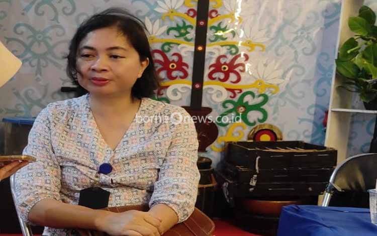 Sekretaris Dinas Kependudukan dan Pencatatan Sipil (Disdukcapil) Kalteng, Rosalia saat di Kalteng Expo 2024. (FOTO: RKH)