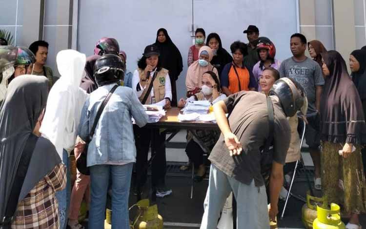 Warga Antusias Datangi Pasar Penyeimbang Elpiji 3Kg