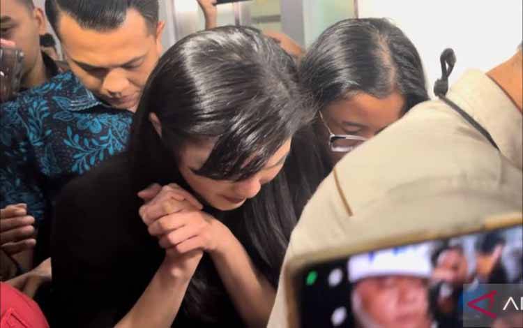 Sandra Dewi Tertunduk Usai Diperiksa 10 Jam di Kejagung