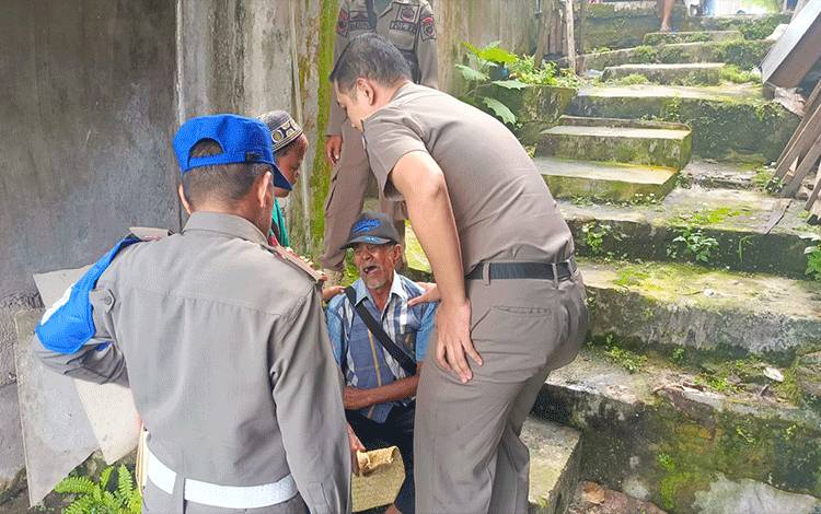 Satpol PP Palangka Raya saat mengamankan pengemis. (FOTO: HUMAS)