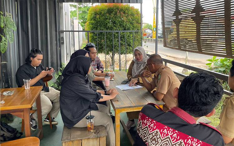 Wakil Bupati Kotim Irawati bersama aktivis Ecoality People dan Masyarakat Peduli Lingkungan. (FOTO: IST)