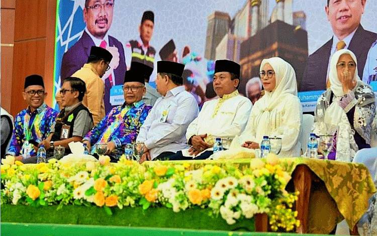 Ketua DPRD Kalteng, Wiyatno (tiga dari kanan) ketika turut melepas jamaah haji asal Kalteng yang hendak berangkat ke tanah suci mekah pada Rabu kemarin, 15 Mei 2024. (FOTO: DPRD KALTENG)