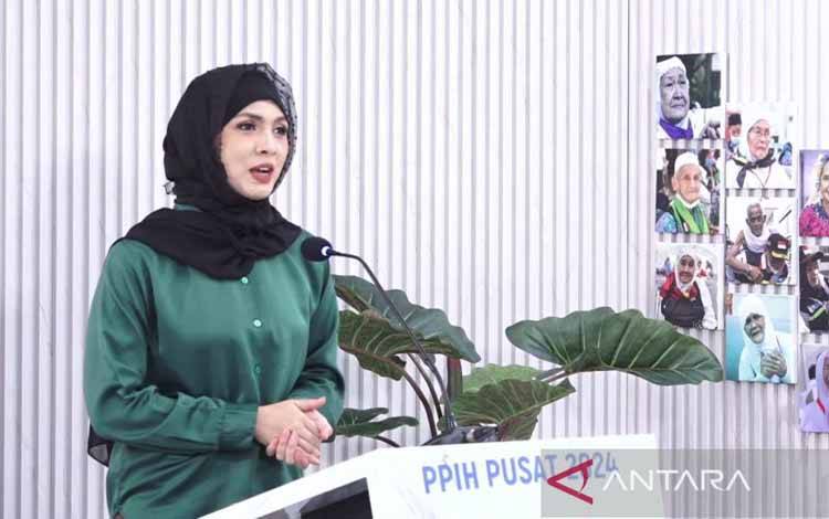 Petugas Media Center Haji (MCH) Widi Dwinanda dalam konferensi pers penyelenggaraan ibadah haji, yang diikuti secara daring di Jakarta, Kamis (16/5/2024). ANTARA/Sean Filo Muhamad/Youtube Kemenag RI.