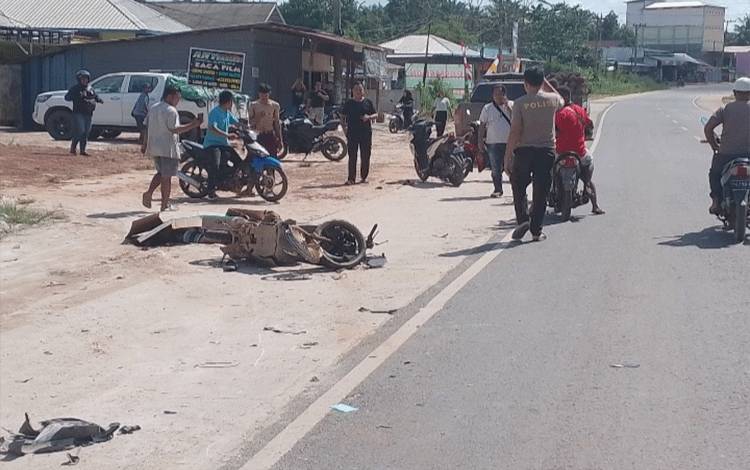 Kendaraan sepeda motor milik korban yang terlibat kecelakaan rusak parah di lokasi kejadian Jalao?Jenderal Sudirman Km 87, Desa Sebabi, Kabupaten Kotim. (FOTO: IST)