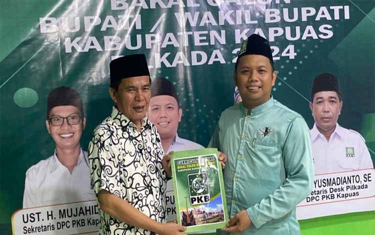 Ketua DPC PKB Kapuas, Tommy Saputra saat menerima berkas pendaftaran M Junaidi L Gaol. (FOTO: IST)