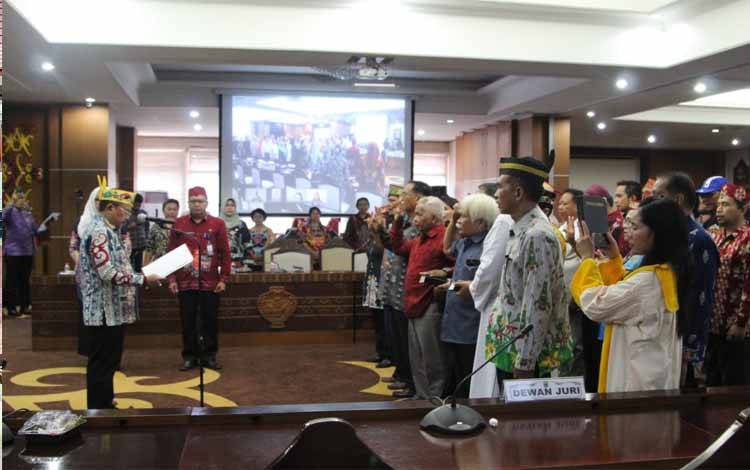 Sekda Kalteng Ambil Sumpah Janji Juri Festival Budaya Isen Mulang 2024