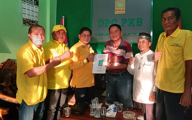 Nanang Suriansyah yang saat ini menjabat Wakil Ketua I DPRD Katingan mendaftar bacalon kepala daerah di PKB.