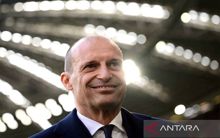 Pelatih Juventus Massimiliano Allegri menyaksikan pertandingan sepak bola Serie A Italia Juventus vs Frosinone di Stadion Allianz di Turin, Minggu (25/2/2024). ANTARA/AFP/Marco Bertorello/am.