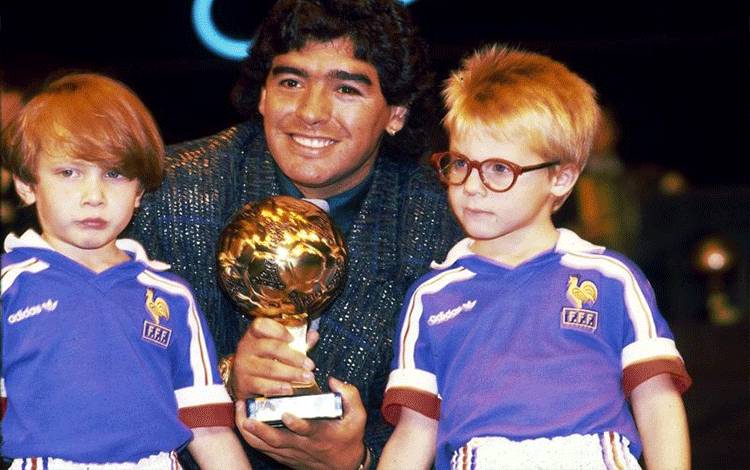 Piala Golden Ball Piala Golden Ball Maradona akan Dilelang di Paris Maradona akan Dilelang di Paris