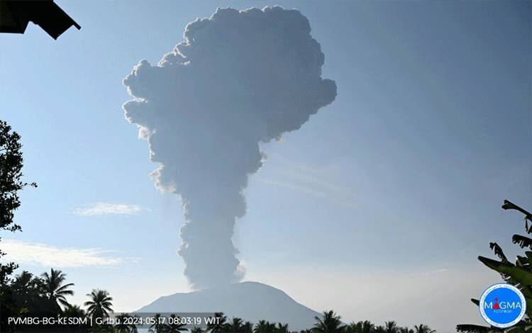 Awan Abu Vulkanik Membumbung 4 Km di Gunung Ibu