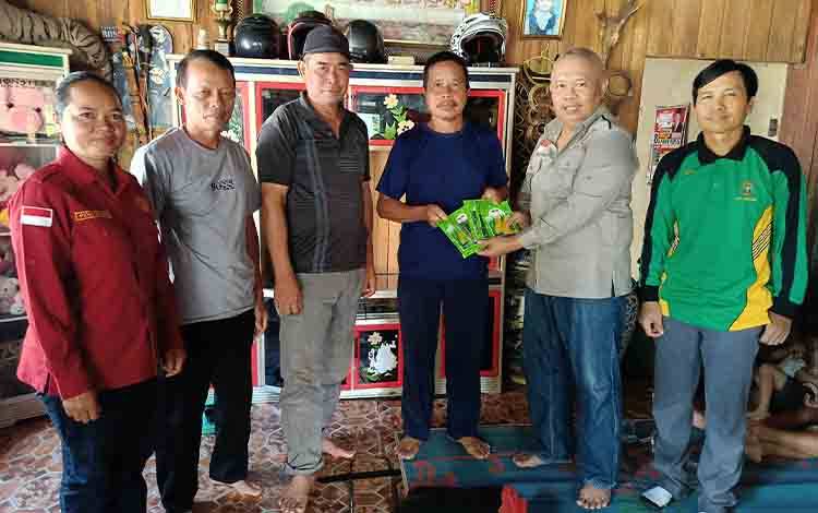 Bakal Calon Wakil Bupati Barito Timur Riza Rahmadi menyerahkan bantuan benih sayuran dan polibag saat mengunjungi petani di Desa Biwan Kecamatan Awang, Jumat, 17 Mei 2024. (FOTO: BOLE MALO)