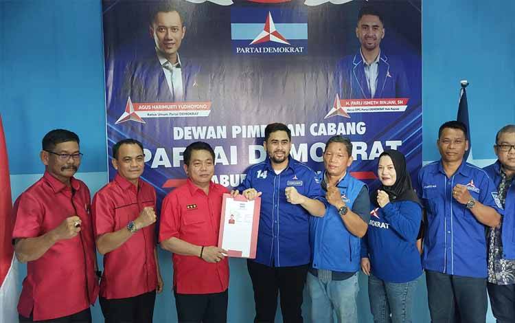 Wiyatno saat menyerahkan formulir pendaftaran Bakal Calon Bupati Kapuas ke DPC Demokrat Kapuas pada Jumat, 17 Mei 2024. (FOTO: DODI)