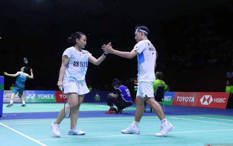 Pebulu tangkis ganda campuran Indonesia Rinov Rivaldy/Pitha Haningtyas Mentari taklukkan Dejan Ferdinansyah/Gloria Emanuelle Widjaja pada pertandingan perempat final Thailand Open 2024 di Nimibutr Arena, Bangkok, Jumat (17/05/2024). (ANTARA/HO-PBSI)