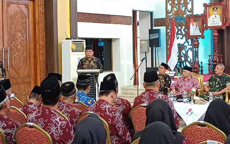Ketua Panitia Pemberangkatan Haji Kotawaringin Timur Rihel saat pelepasan CJH, Jumat, 17 Mei 2024. (FOTO: DEWIP)
