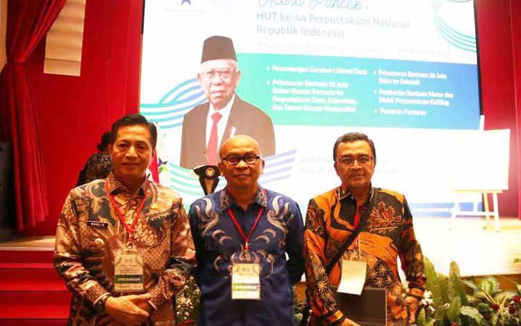 Penjabat Bupati Barito Utara Muhlis (kiri) didampingi Kepala Dinas Kearsipan dan Perpustakaan Barito Utara Fakhri Fauzi (kanan) foto bersama pada acara "Pencanangan Gerakan Literasi Desa sebagai Puncak Acara Peringatan HUT Perpustakaan Nasional RI ke-44 dan Hari Buku Nasional 2024" di Gedung Perpustakaan Nasional Jakarta, Jumat (17/5/2024).ANTARA/HO-Dinas Kominfosandi Barito Utara