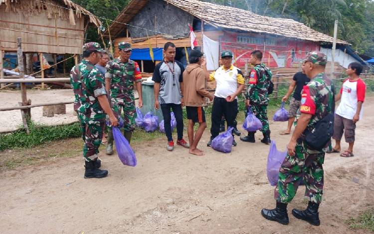 Karang Taruna Gunung Mas Ikut Bersihkan Lingkungan di Acara Tiwah Masal