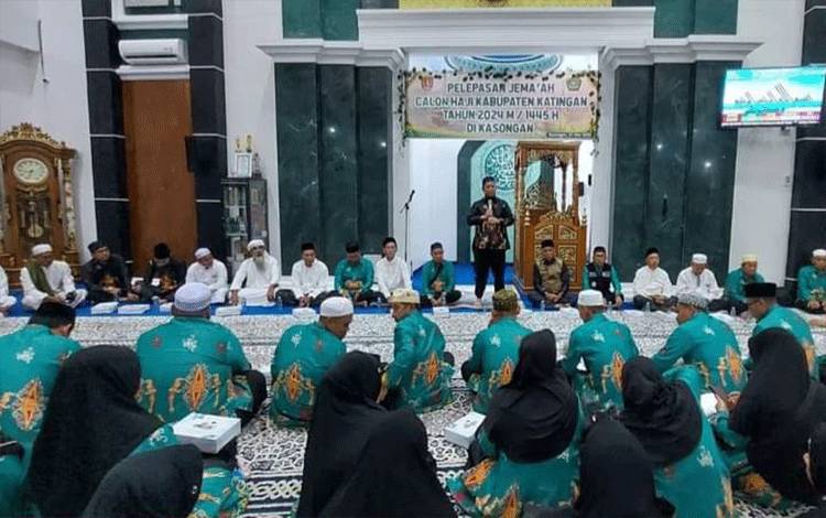 Pj Bupati Katingan, Saiful saat pelepasan jemaah calon haji di Masjid Algufron Kasongan.