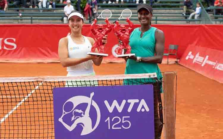 Ganda putri Aldila Sutjiadi (Indonesia)/Asia Muhammad (Amerika Serikat) berpose dengan trofi kemenangan mereka di turnamen WTA 125 Paris Open Trophee Claris, di Paris, Prancis, Sabtu (18/5/2024). (ANTARA/HO/Athletica Company)