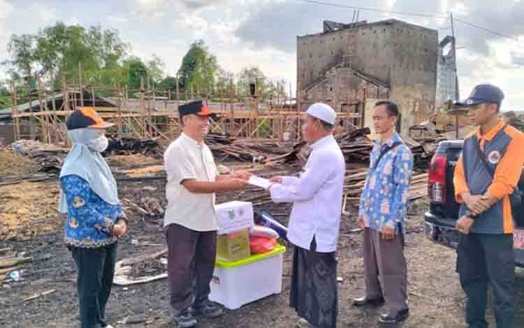 BPBD Kapuas Salurkan Bantuan untuk Warga Terdampak Kebakaran di Pulau Kupang