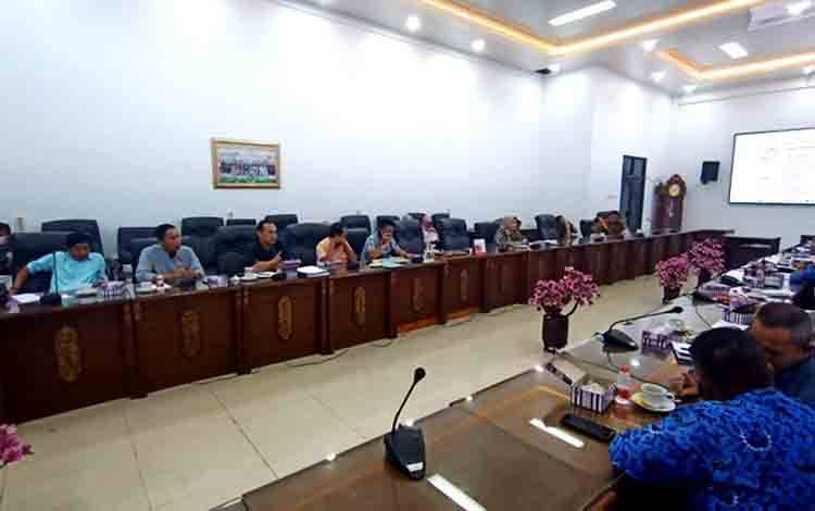 DPRD Barito Utara menggelar RDP bersama Pemkab Barito Utara, pihak agen dan pangkalan membahas elpiji 3 kg di ruang rapat DPRD setempat. (Foto: Dhani)