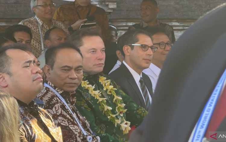 CEO Tesla Inc. sekaligus SpaceX Elon Musk (tengah, pakaian hijau) ketika menyaksikan Showcase Layanan oleh Kementerian Kesehatan RI di Denpasar, Bali (19/5/2024). ANTARA/Putu Indah Savitri