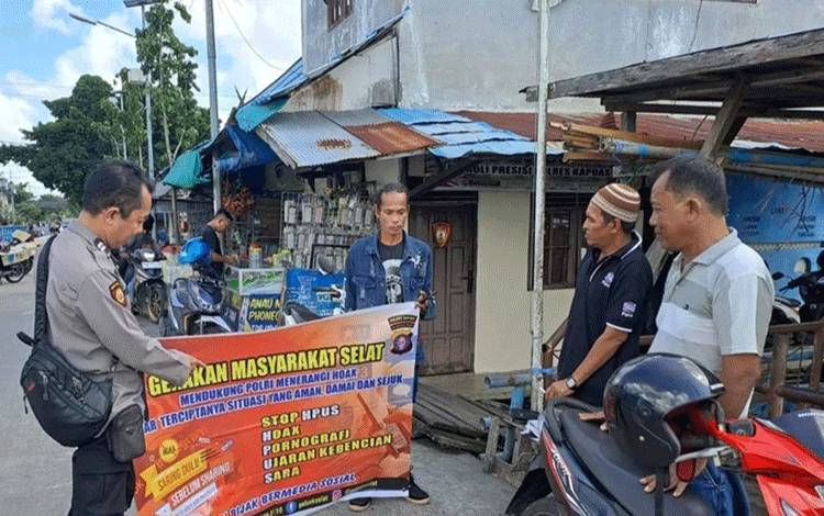 Persomel Polsek Selat Ajak Warga Cegah Informasi Hoax