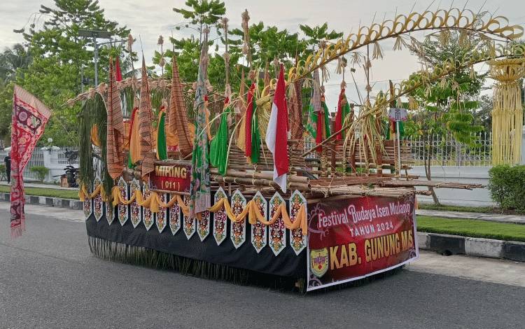 Potret kontingen Kabupaten Gunung Mas saat mengikuti karnaval budaya FBIM 2024, Minggu, 19 Mei 2024. (FOTO: DISKOMINFOSANTIK GUMAS)
