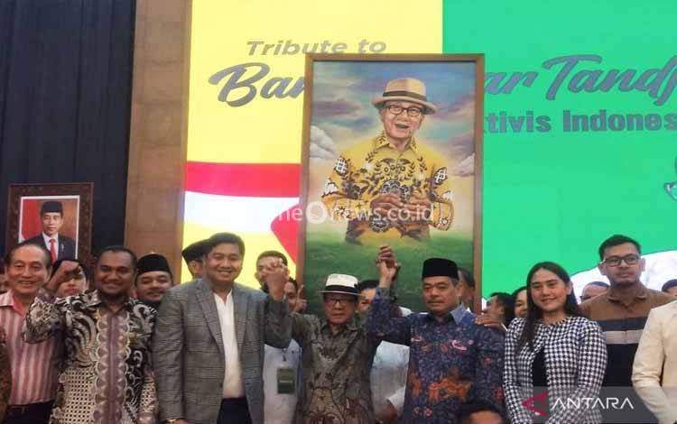 Akbar Tanjung Dianugerahi Penghargaan Maestro Aktivis Nasional