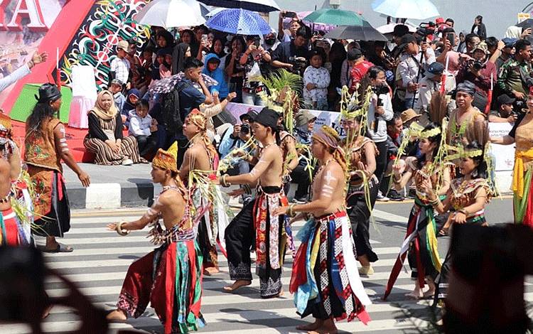Kontingen Barito Timur Ikut Karnaval Festival Budaya Isen Mulang