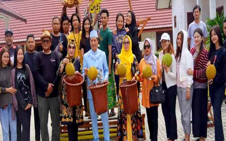 Pj Bupati Barito Utara, Muhlis didampingi anggota DPRD Barito Utara dan Kadis Budparpora menghadiri kegiatan Karnaval Budaya Isen Mulang di Palangka Raya, Minggu 19 Mei 2024.(foto: Dhani)