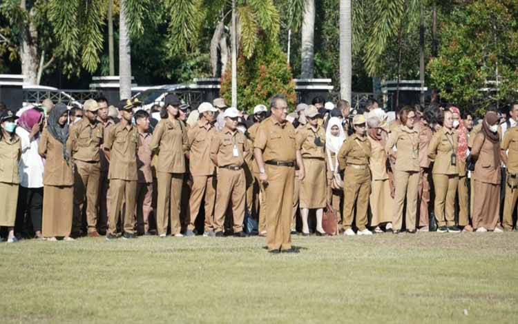 Pegawai Pemko Palangka Raya saat mengikuti apel rutin. (FOTO: HENDRI)
