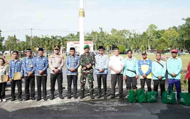 Pemko Palangka Raya Apresiasi Petugas Kebersihan dan Beri Bantuan Sembako