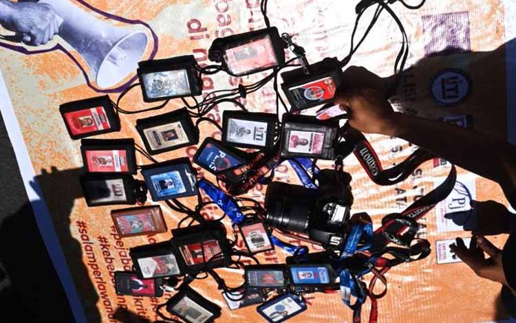 Sejumlah jurnalis tergabung dalam Koalisi Advokasi Jurnalis (KAJ) Sulsel mengumpulkan ID card atau tanda pengenal saat aksi di Makassar, Sulawesi Selatan. ANTARA/HO-Dokumentasi KAJ Sulsel.