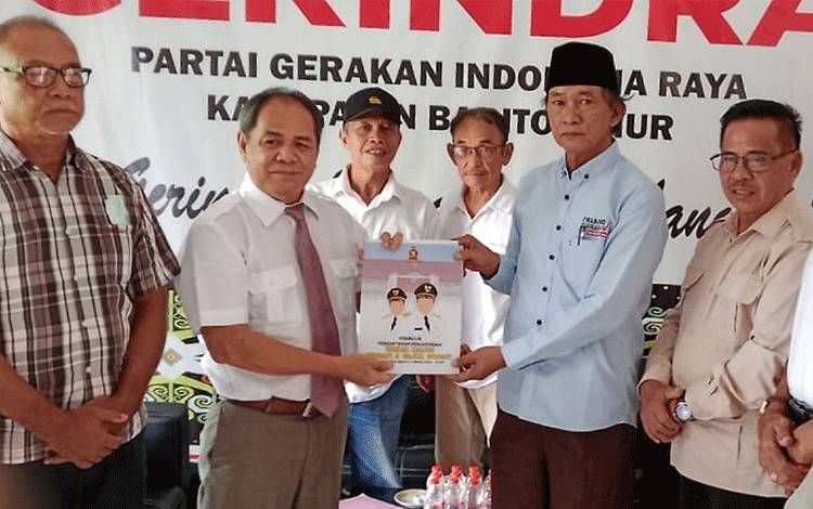 Nimeradie Widen (berdasi), saat menyerahkan berkas pencalonan sebagai Bupati Barito Timur ke Partai Gerindra, Senin, 20 Mei 2024. (FOTO: IST)