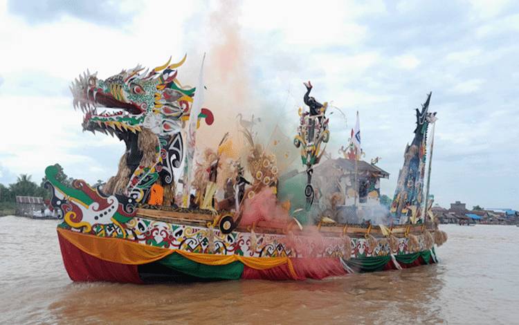 Lomba Perahu Hias Ramaikan Suasana Sungai Kahayan