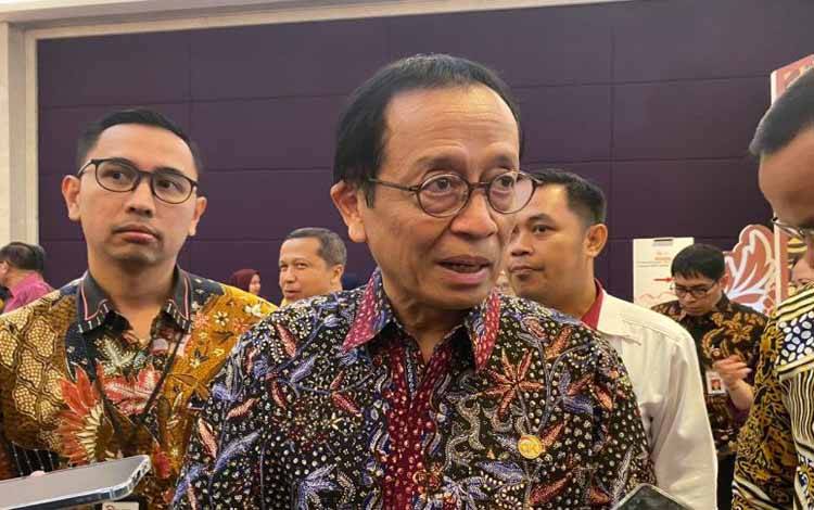 Kepala Eksekutif Pengawas Perbankan OJK Dian Ediana Rae usai acara peluncuran Roadmap Pengembangan dan Penguatan Industri BPR/S (RP2B) 2024-2027 di Jakarta, Senin (20/5/2024). ANTARA/Rizka Khaerunnisa