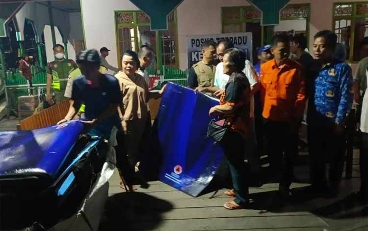 BPBD Palangka Raya Berikan Bantuan 100 Matras ke Korban Kebakaran Flamboyan Bawah