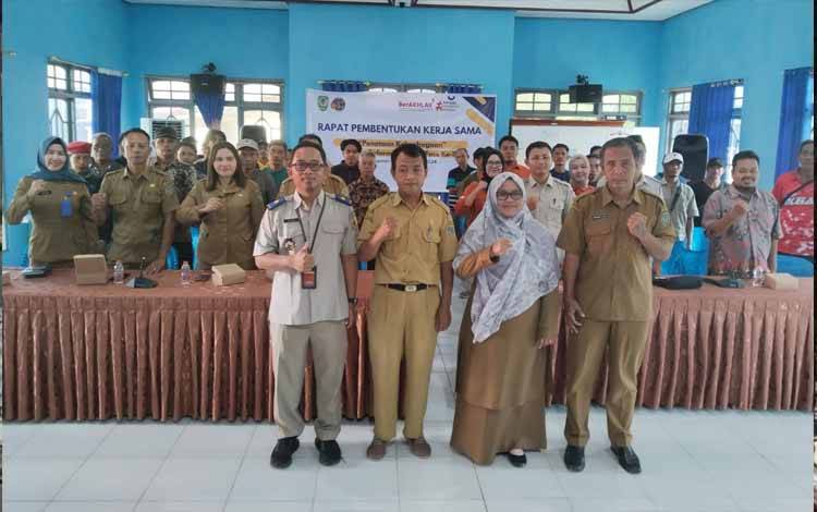 Kadis Perikanan Seruyan, Halidah foto bersama pada kegiatan Sosialisasi Budidaya Ikan Sistem Bioflok (FOTO : IST)