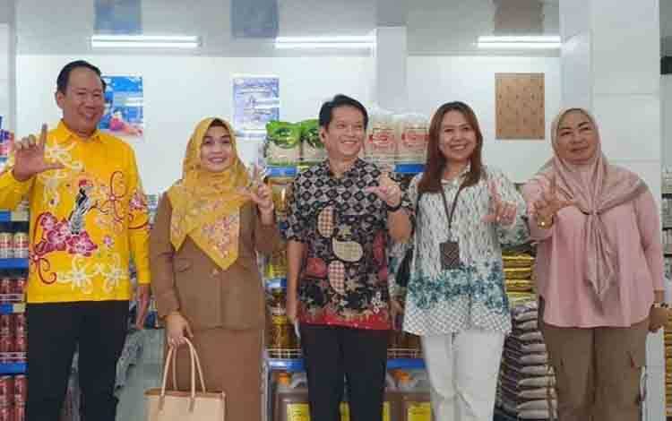 Lurah Panarung Evi Kahayanti (paling kanan) saat menghadiri peresmian salah satu mini market di Jalan Lamtorogung, Selasa, 21 Mei 2024. (FOTO: PATHUR)