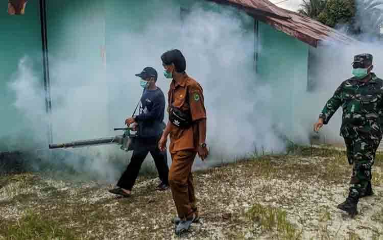 Babinsa Koramil Kapuas Hilir Dampingi Kegiatan Fogging Cegah DBD