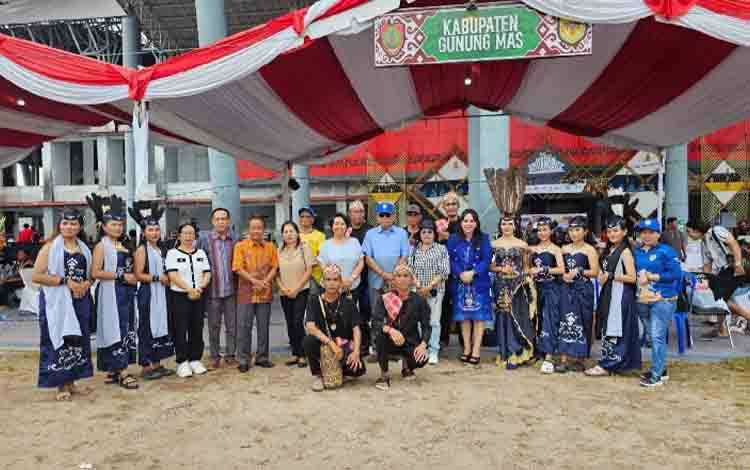 Anggota DPRD Gunung Mas Cici Susilawati bersa anggota DPRD Gumas lainnya saat turut memberikan dukungan kepada kontingen di FBIM 2024. (FOTO: IST)