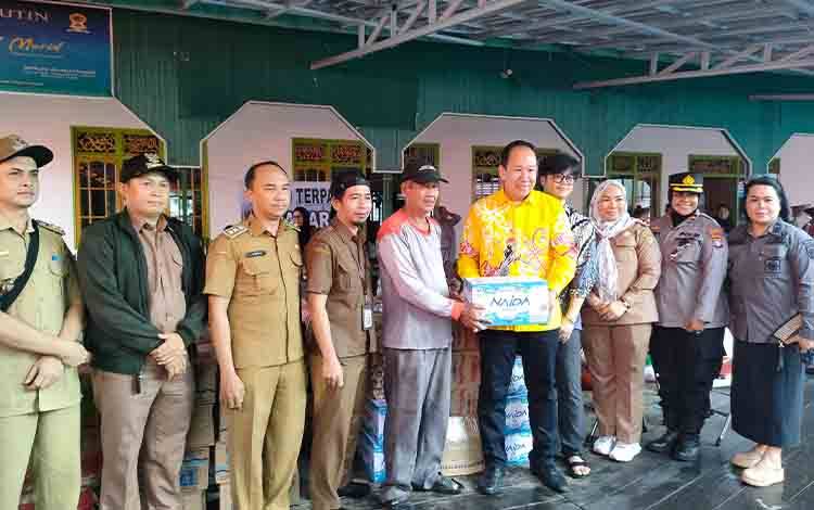 Lurah di Kecamatan Pahandut Berbagi Bantuan untuk Korban Kebakaran Flamboyan Bawah