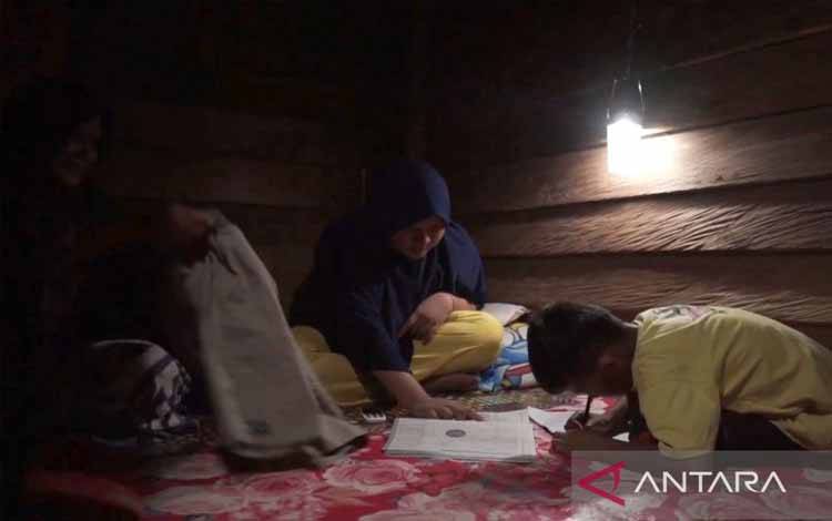 Pemkab Murung Raya Dapat Bantuan Lampu Tenaga Surya untuk 24 Desa