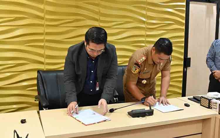 Penandatanganan kerja sama antara Disdik Kalteng dan PT Bank Kalteng di kantor Bank Kalteng, Selasa, 21 Mei 2024. (FOTO: DISDIK KALTENG)