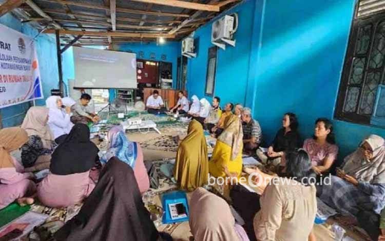 DLH Kotawaringin Barat saat melaksanakan sosialisasi peranan penting masyarakat terhadap pengelolaan sampah di Kelurahan Sidorejo. (ANTARA/HO-DLH Kobar.)