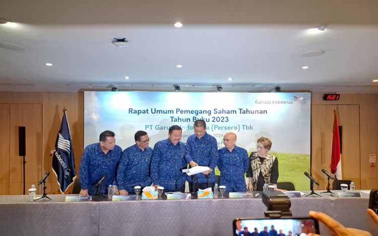 Jajaran direksi PT Garuda Indonesia Tbk (GIAA) dalam Rapat Umum Pemegang Saham Tahunan (RUPST) di Jakarta, Rabu (22/5/2024). ANTARA/ Muhammad Heriyanto.