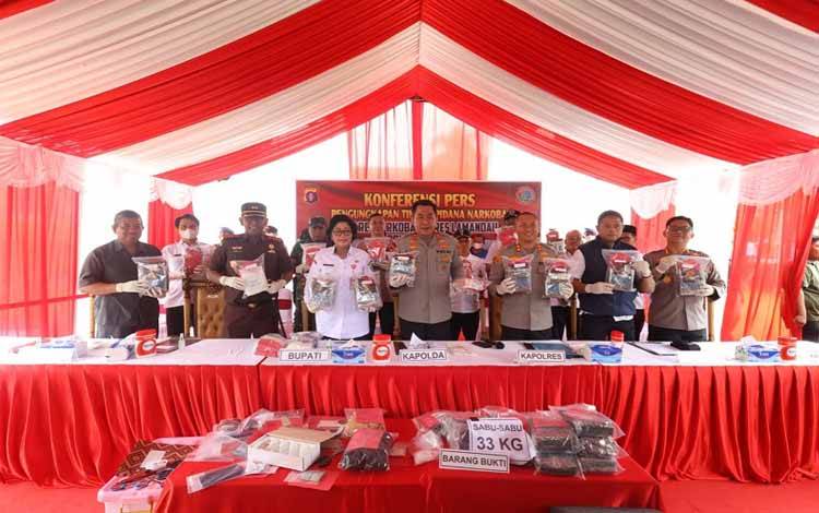 Kapolda Kalteng Irjen Djoko Poerwanto didampingi Kapolres Lamandau AKBP Bronto Budiyono?dan sejumlah pejabat utama Polda serta Forkopimda Lamandau menunjukkan barabuk sabu. (Foto : DANANG)