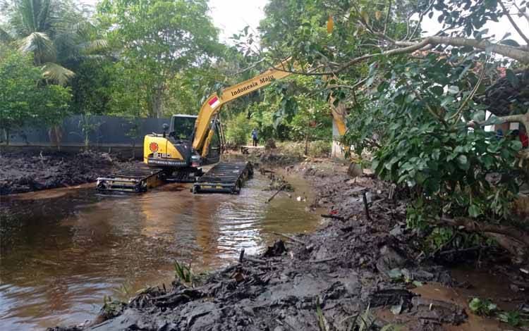 Ekskavator Amfibi Terus Bergerak Keruk Sungai Antisipasi Banjir di Sampit